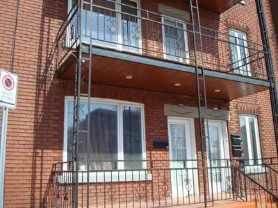 Centre ville logement frais peint pres de tout (resto autobus) style loft seulement $ 800 / mois réf...