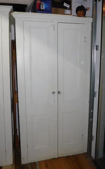 J'ai environ 14 vieilles penderies en bois toutes venant d'un même Monastère. À une certaine époque...