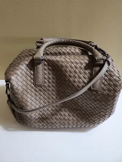 Bottega Veneta genuine leather bag. Taupe color. Made in Italy. Measurements are : W- 38, H- 49, D-...
