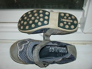 Geox, Size 11 (EU 28) girl's shoes with velcro strap in Clothing - 4T in Oakville / Halton Region - Image 2