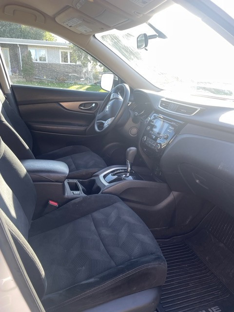 2016 Nissan Rogue-excellent condition in and out in Cars & Trucks in Lethbridge - Image 3