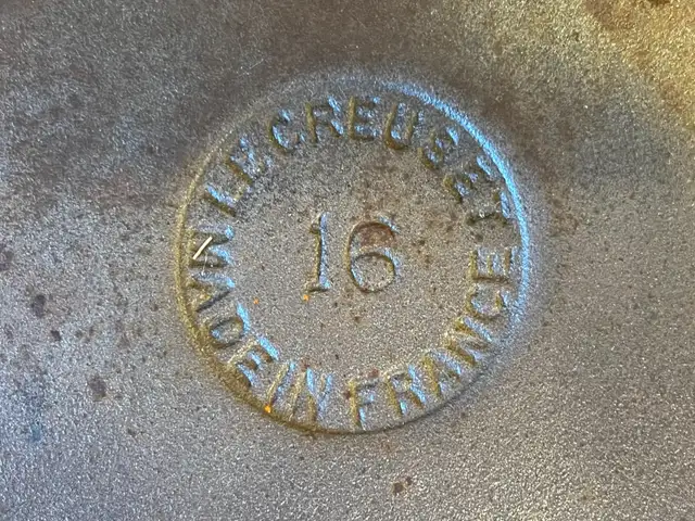 Le Creuset Flame Orange 16 Sauce Pan with Lid in Kitchen & Dining Wares in Calgary - Image 7