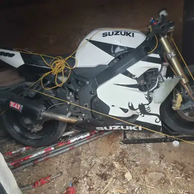 White suzuki GSX-R600 Clean title Keys in hand Runs well. Needs : Fairings (Plastics), , cluster, ....
