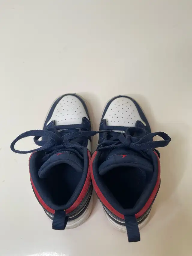 Nike Air Jordan 1 Mid (Toddler US 9C / EUR 26) in Kids & Youth in City of Montréal - Image 6