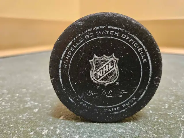 Official Boston Bruins NHL hockey puck/rondelle63005667940995121
