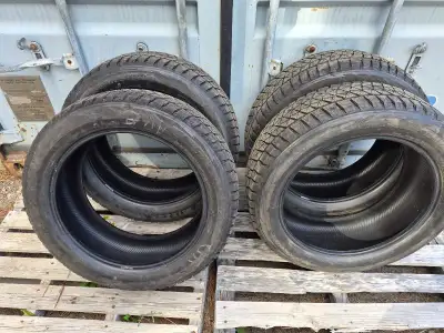 4 pneus d'hiver Blizzak dmv2 Une hiver pratiquement neuf. 235 / 55 r19 3 pneus a 12/32 et un 11/32
