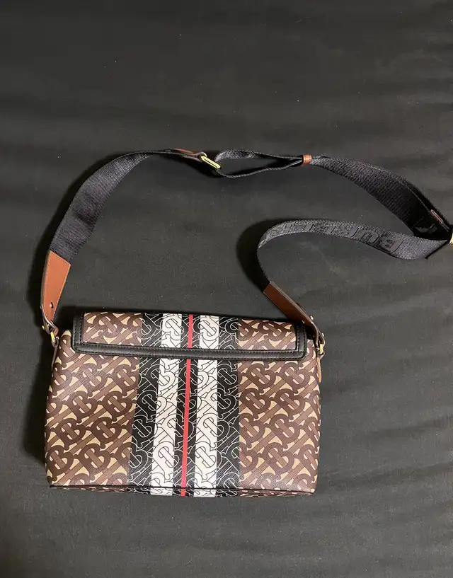 Burberry crossbody bag in Women's - Bags & Wallets in City of Toronto - Image 3