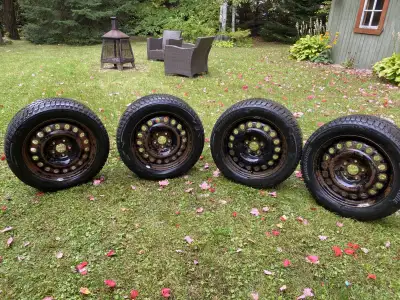 4 pneus d' hiver de marque Blizzak Bridgestone W90 avec les jantes d'acier (rims) en très bon états....