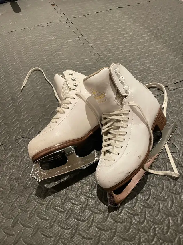 Figure skates size 3.5 in Skates & Blades in Mississauga / Peel Region - Image 3