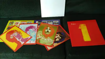 BEATLES #1'S. 2 VINYLES PLUS 4 CARTES EN CARTONS DES MEMBRES ET 1 POSTER DES SINGLES PREMIÈRE EDITIO...