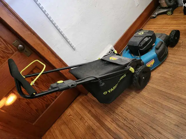 lawn mower in Lawnmowers & Leaf Blowers in Regina - Image 2