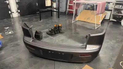 Bumper en tres bonne état avec aucun scratch Couleur: gris Doit partir très vite!!