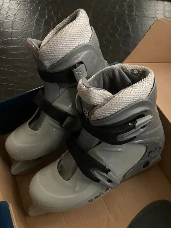 CCM Tacks Kids' skate - patins hockey Junior size 3 to 6 in Skates & Blades in Laval / North Shore - Image 4