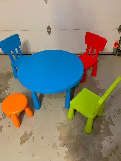 Table de plastique style IKEA comprenant 3 chaises et un tabouret