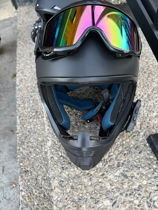 Dirtbike/ Full Head Helmets in Motorcycle Parts & Accessories in Hamilton - Image 2