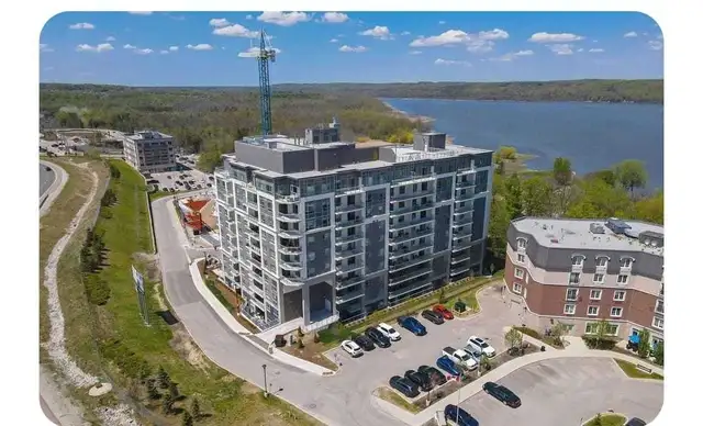 Classic Master Bedroom for Rent in a Condo in Room Rentals & Roommates in Barrie - Image 4