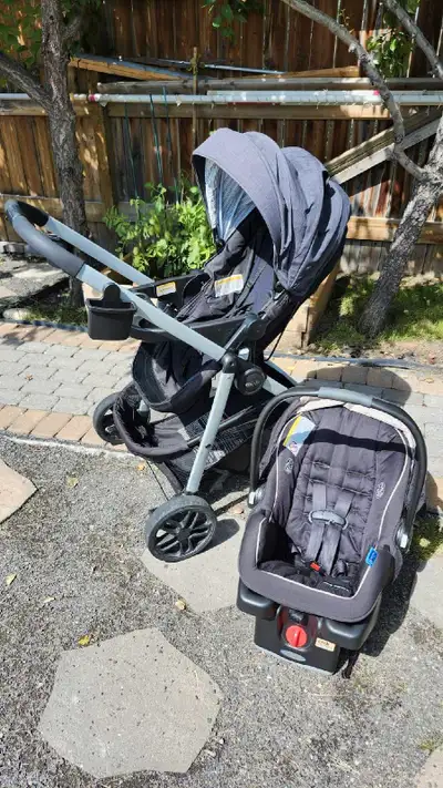 This Evenflo LiteMax 35 travel system includes an infant car seat and a stroller, both in good, used...