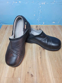 Ladies Dakota slip on safety shoes, size 8.5. Great shape 