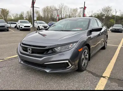 À vendre : Honda Civic LX 2021, berline 4 portes, de couleur grise. Voiture fiable, économique en es...