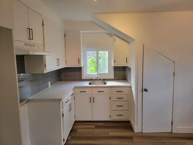 1 chambre à coucher Anjou! Disponible maintenant! Rabais!