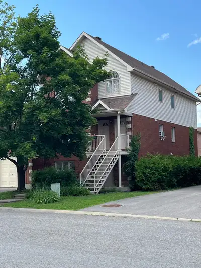 Superbe condo de 2 c.à.c au rez-de-chaussée d'un triplex - Gatineau (Hull, Hautes-Plaines). - 1 495$...