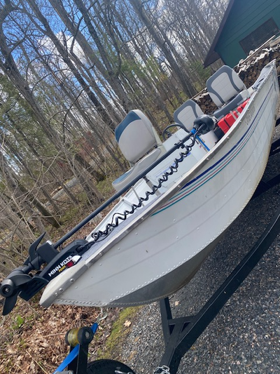 This boat has everything you need and in excellent shape. 40HP Johnson 2 stroke (1999) and 50L tank...