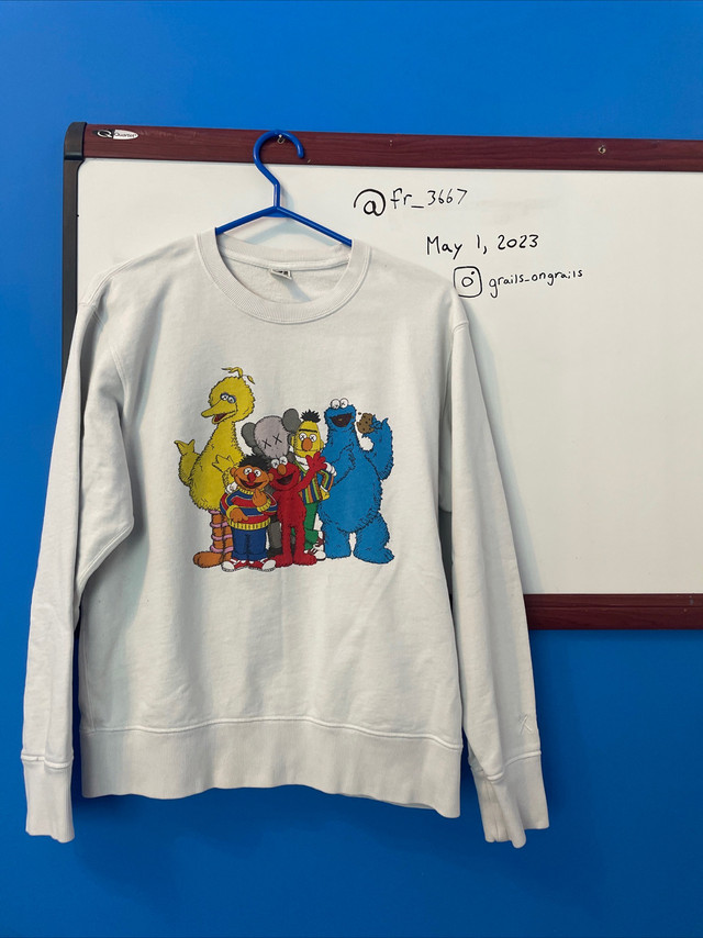 Uniqlo x kaws Sesame Street sweatshirt medium in Men's in Kitchener / Waterloo
