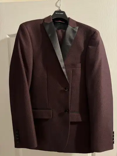 Boys suit - size 16, View more