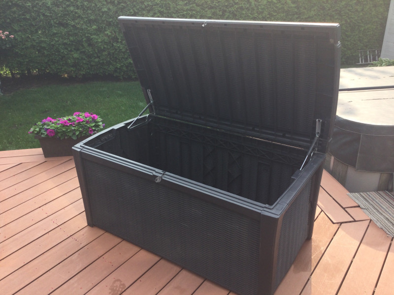 Keter Deck storage box Outdoor Tools & Storage Ottawa Kijiji