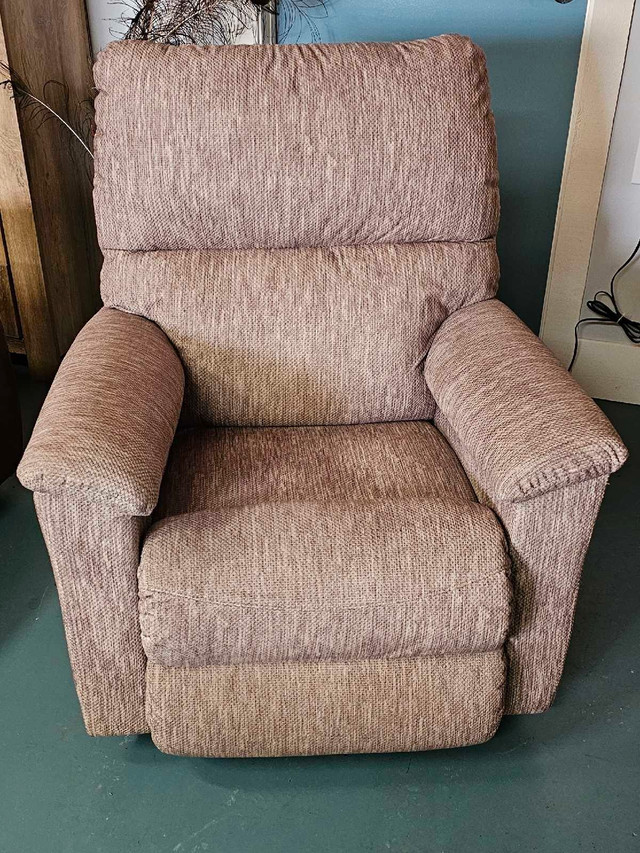 Lazboy Brooks Power Wall Recliner w/ Headrest & Lumbar in Chairs & Recliners in Calgary - Image 4
