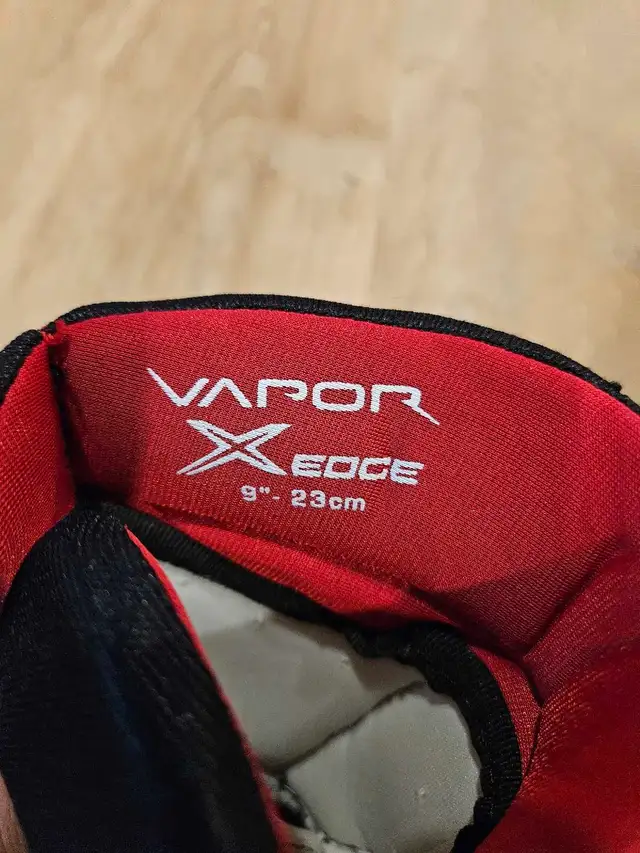 Bauer Youth Hockey 9" Gloves x 2 in Hockey in City of Toronto - Image 9