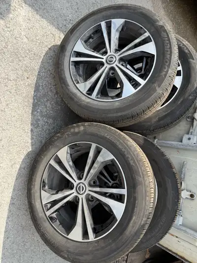 Kit de mags Nissan original 5x114.3 66.1mm 205/60R16 Hankook Kinergy GT 8.5/32 les 4 , comme neuf *...