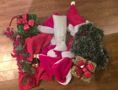 Lot de décorations  de noel comprenant  chapeau de noel  cadeau, View more