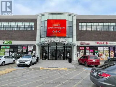 This commercial unit, located in a busy plaza with high foot traffic, offers an ideal opportunity fo...