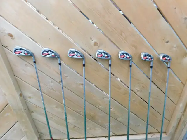 RIGHT-HAND WILSON D 300 (WILSON STAFF) IRON SET almost new in Golf in Chatham-Kent - Image 3