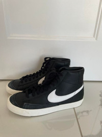 Like new men's Nike Blazer Mid '77 shoes sneakers size 10