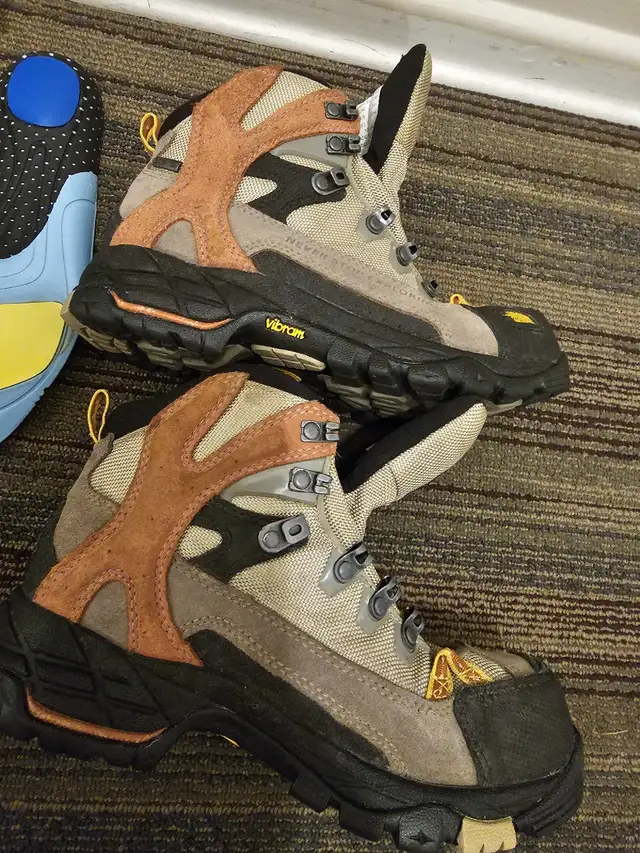 The North Face Dhaulagiri GTX Women's sz 7 in Women's - Shoes in Edmonton - Image 6