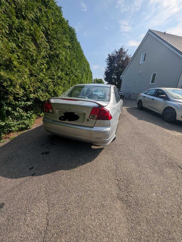 2004 Honda Civic (Auto) – Parts or Mechanic Special / Pour pièce — photo 3