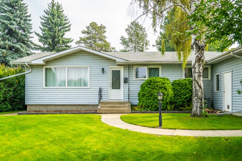 LARGE, RENOVATED BUNGALOW on MASSIVE LOT! Houses for Sale