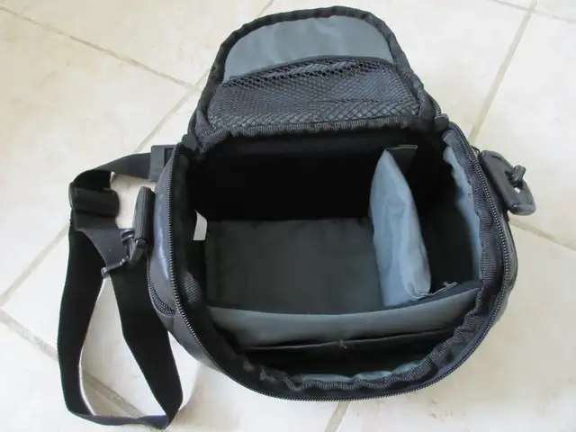 Versatile camera cam case with shoulder strap in Cameras & Camcorders in Ottawa - Image 3
