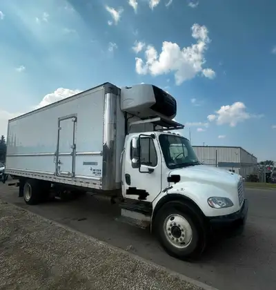 5 ton box truck 26 ft box with tailgate. Available for deliveries in Edmonton and surroundings. Albe...