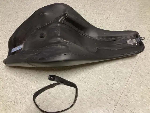 Original Seat from a 2007 Harley Davidson FXSTB in Motorcycle Parts & Accessories in Ottawa - Image 4