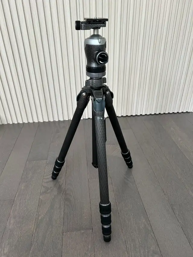 New Gitzo GT2542 Mountaineer Tripod with GH3382QD Ballhead Kit in Cameras & Camcorders in Mississauga / Peel Region - Image 2