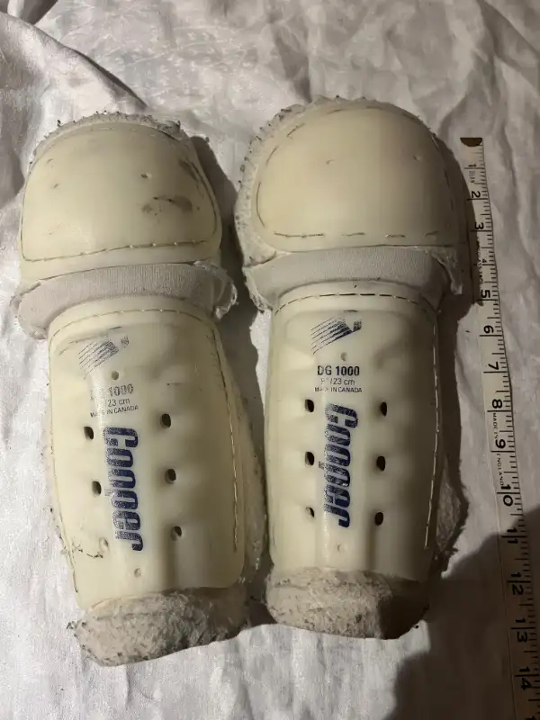 VINTAGE COOPER DG 1000 9in 23cm Hockey Shin Pads Decor Or Use in Hockey in Calgary - Image 4