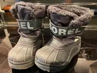 Bottes hiver Sorel jeune enfant grandeur 9 / Winter boots