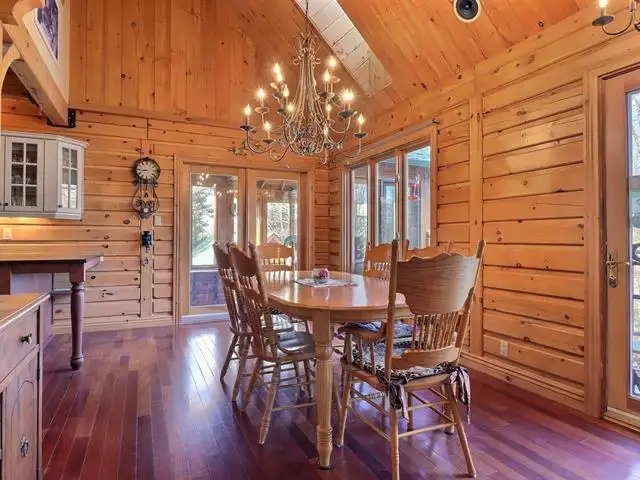 Chalet bord de l’eau / Waterfront for Rent – Lac Lovering, Magog in Quebec in Canada - Image 5