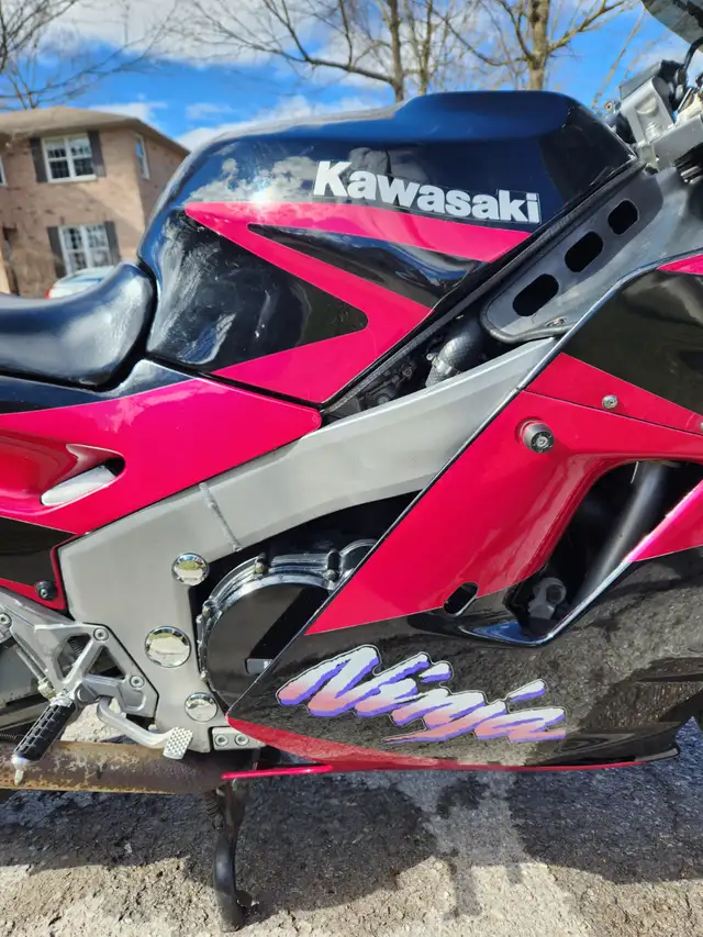 1991 Kawasaki Ninja ZX11 in Sport Bikes in Trenton - Image 9