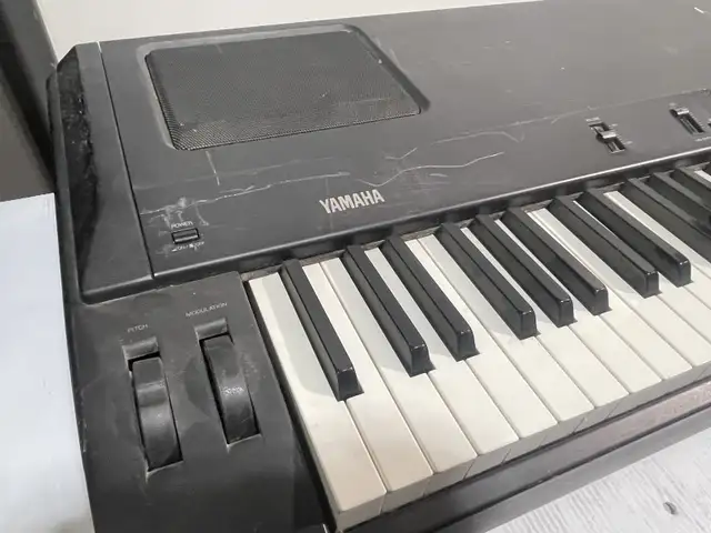 Yamaha Keyboard in Pianos & Keyboards in City of Montréal - Image 3