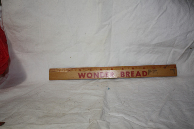 2 Vintage Wooden Rulers dans Art et objets de collection  à Longueuil/Rive Sud - Image 3