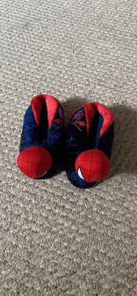 Boys sz 4-5 in good condition Spider-Man slippers 